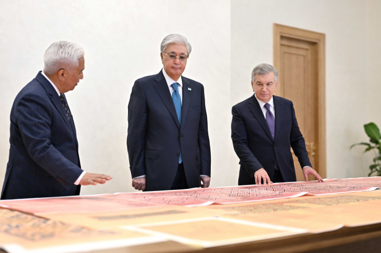 Президент Узбекистана передал Президенту Казахстана ряд исторических документов